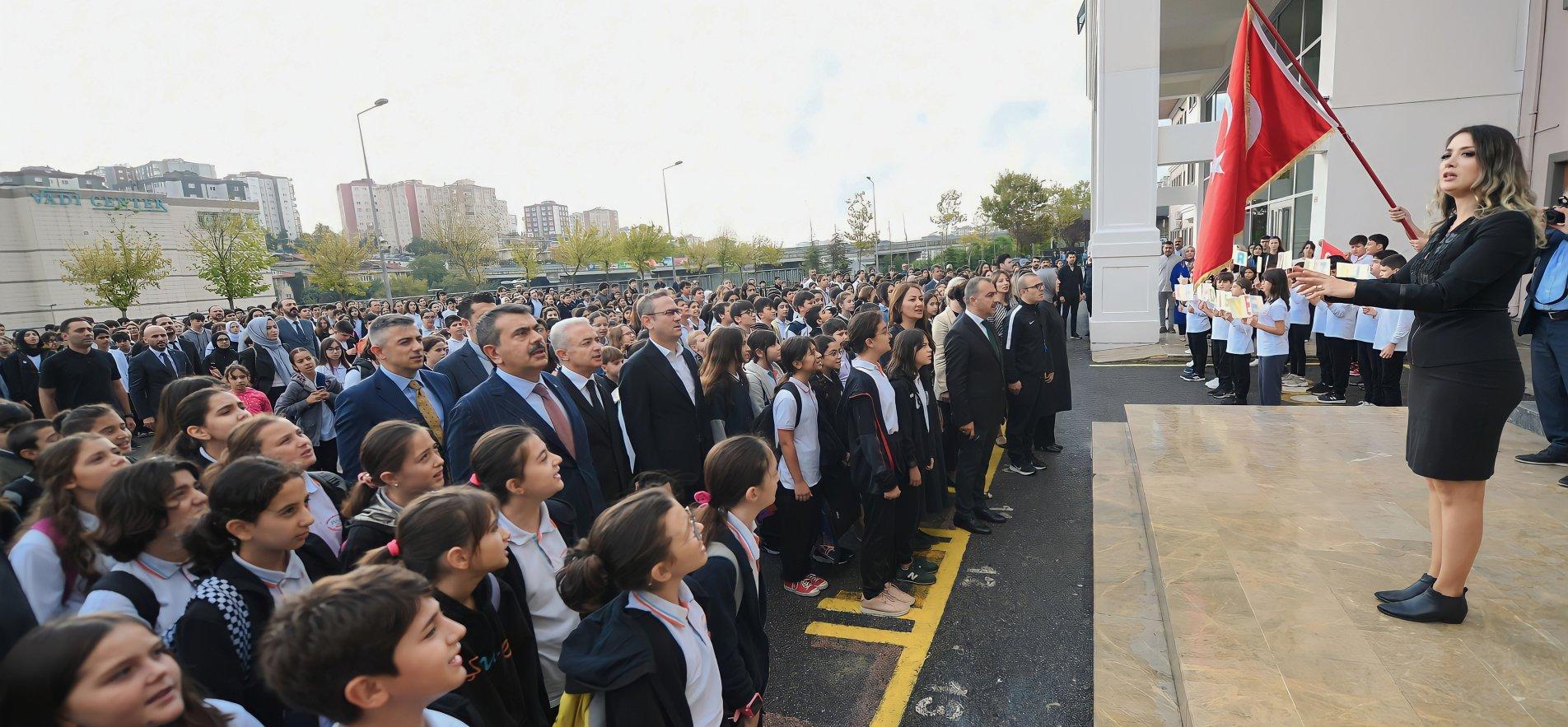 BAKAN TEKİN, İSTANBUL'DA OKULUN BAYRAK TÖRENİNE KATILDI