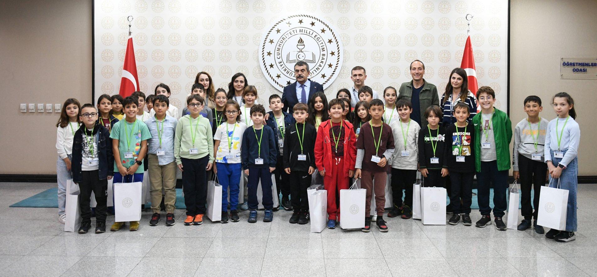 BAKAN TEKİN, ÇORUM'DAN GELEN ÖĞRENCİLERİ AĞIRLADI